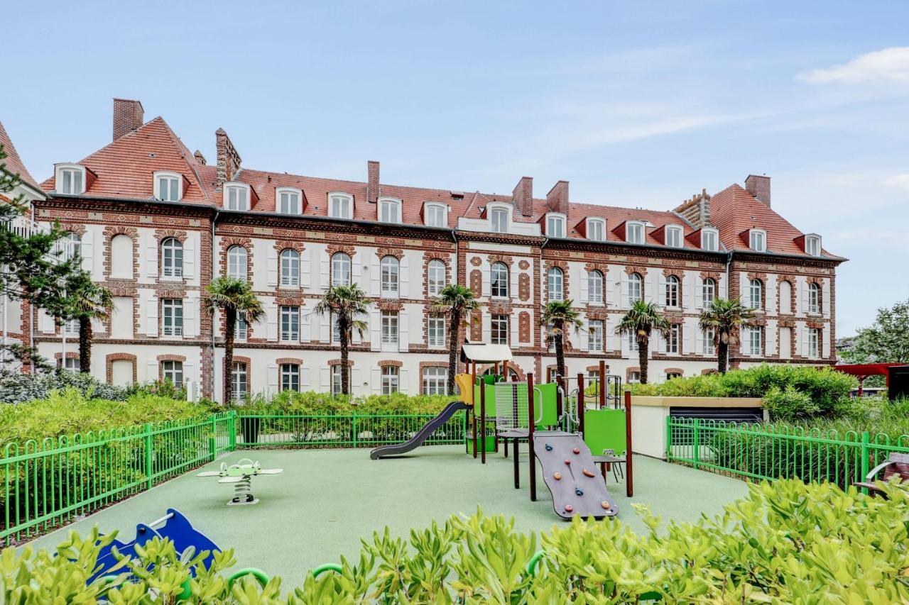 Residence Pierre & Vacances Premium Presqu'Ile De La Touques Deauville Eksteriør bilde The school's main building