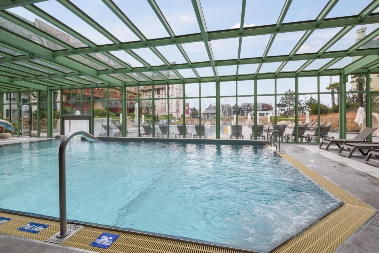 Residence Pierre & Vacances Premium Presqu'Ile De La Touques Deauville Eksteriør bilde The swimming pool