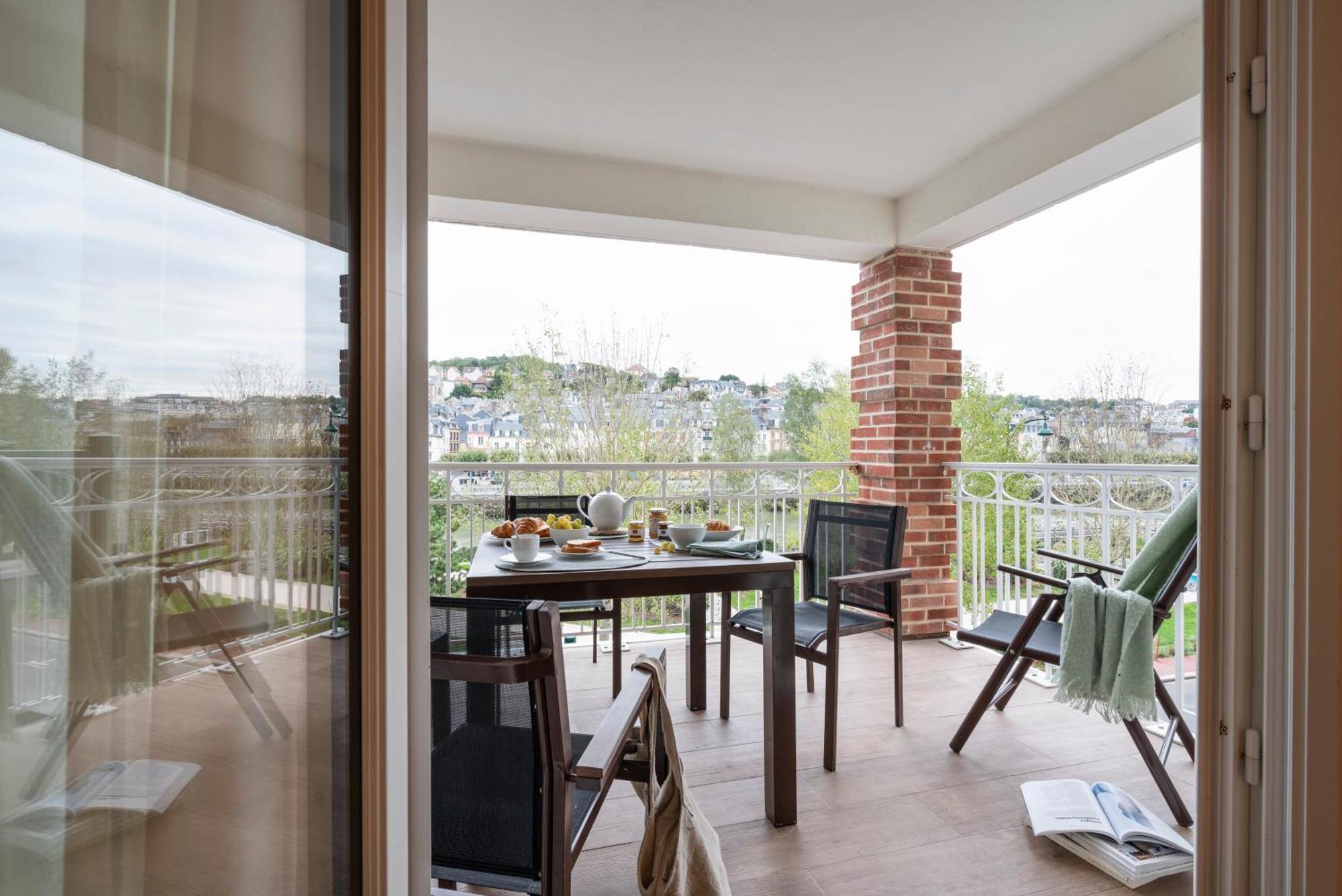 Residence Pierre & Vacances Premium Presqu'Ile De La Touques Deauville Eksteriør bilde A balcony