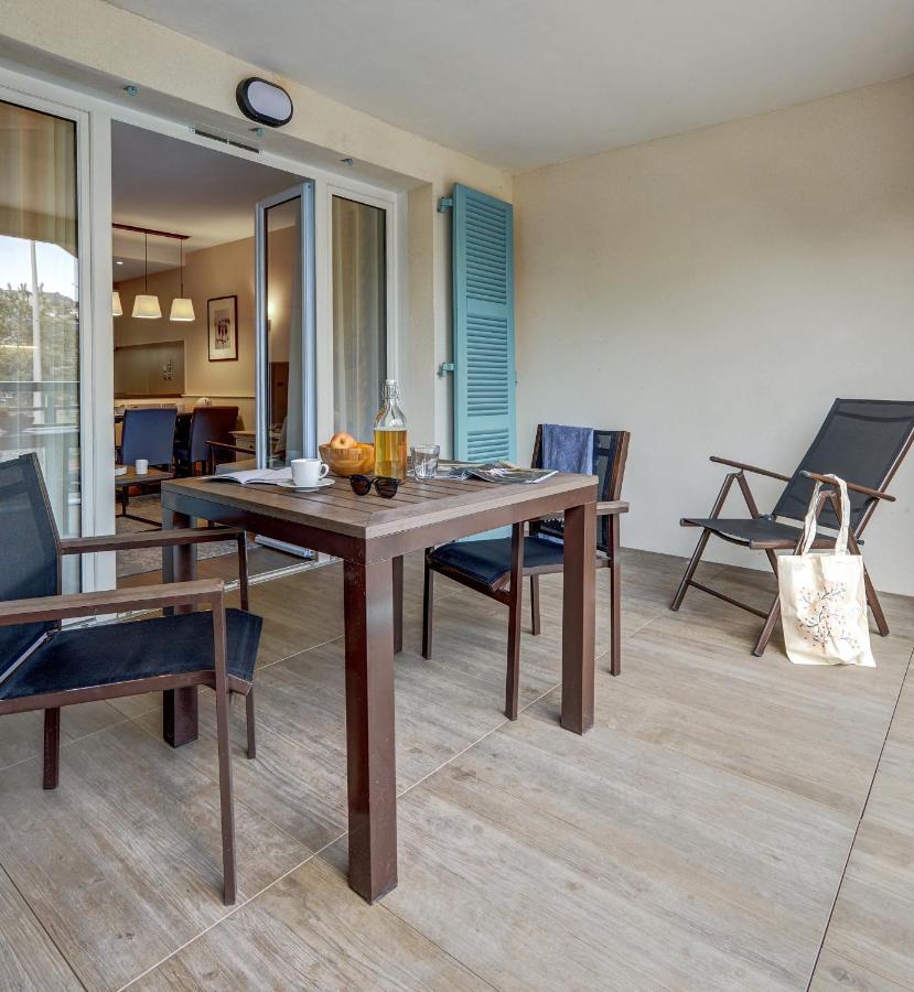 Residence Pierre & Vacances Premium Presqu'Ile De La Touques Deauville Eksteriør bilde A balcony at a serviced apartment in Munich, Germany